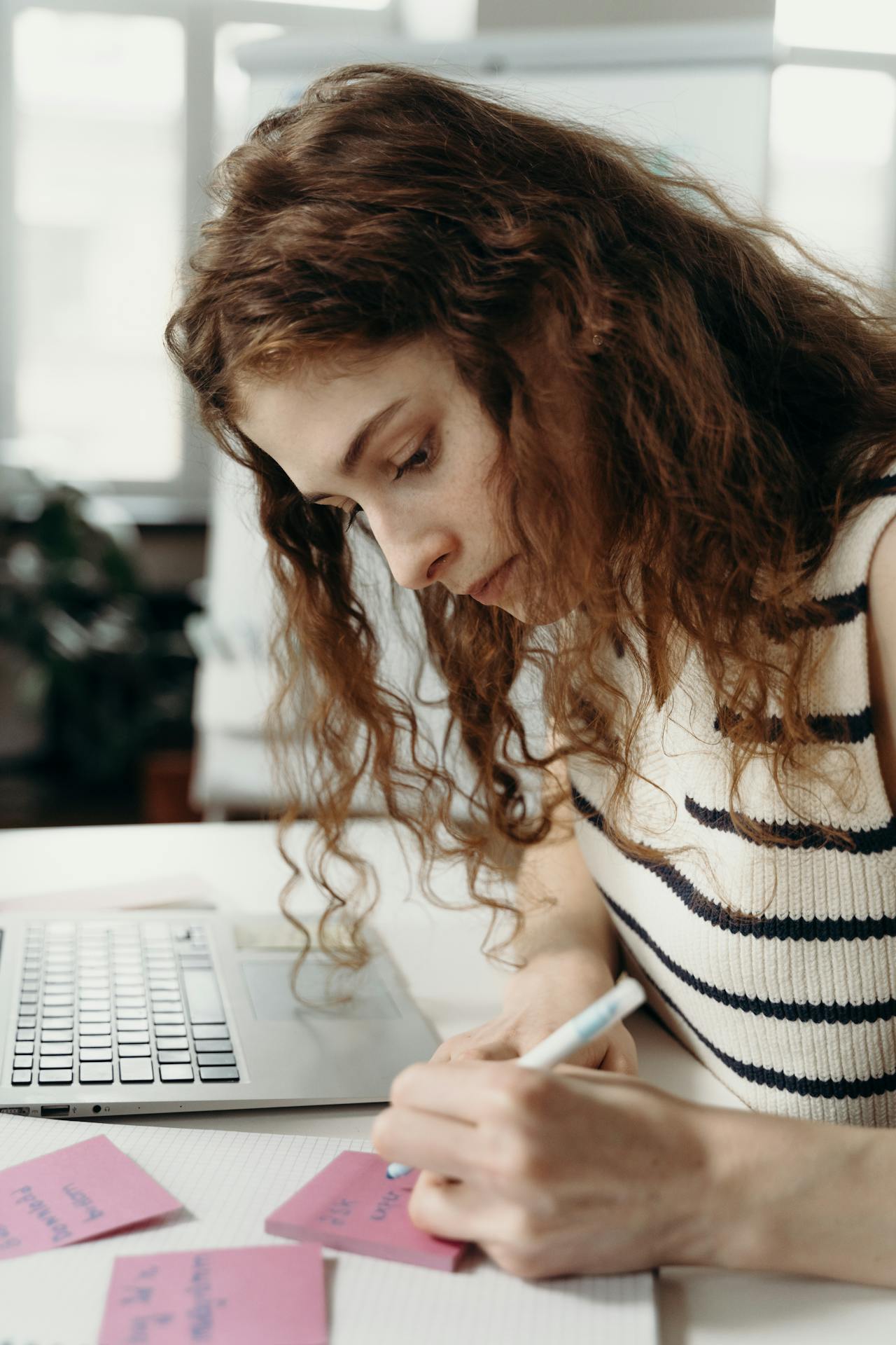 ابدئي بتعديل سلوك واحد باتباع الأفكار التي أيدها علم النفس للتخلص من تأجيل المهام