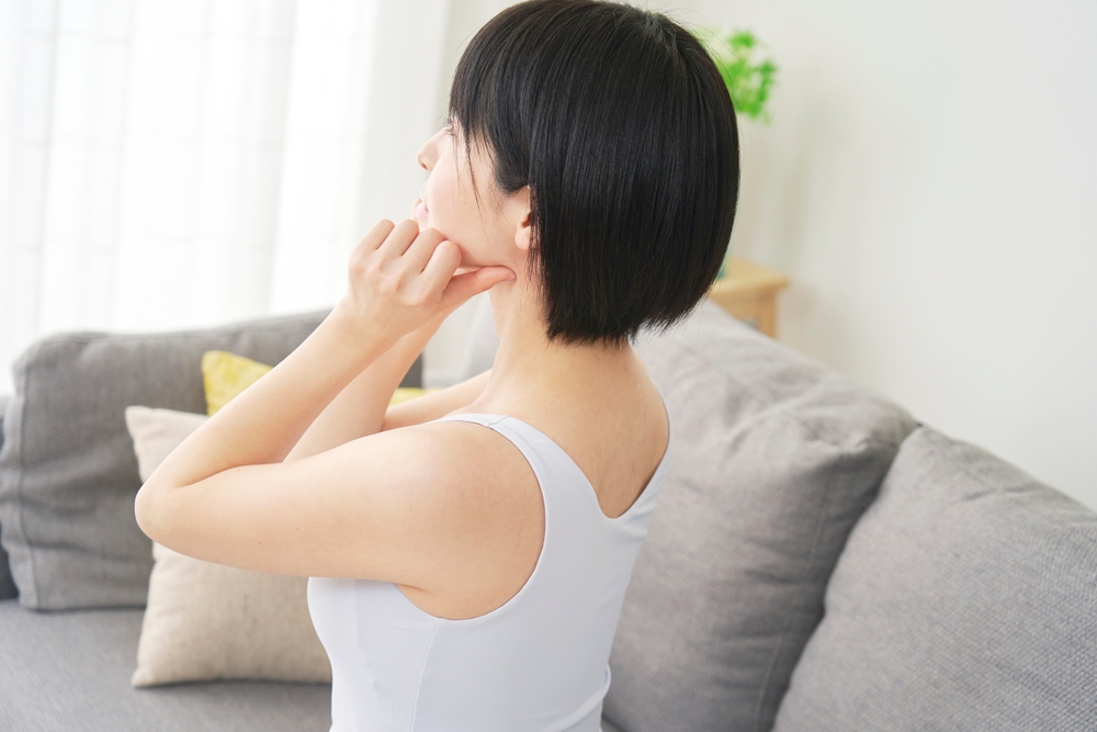 ابدئي دائماً بالتدليك من الرقبة بحركات صاعدة نحو الفك