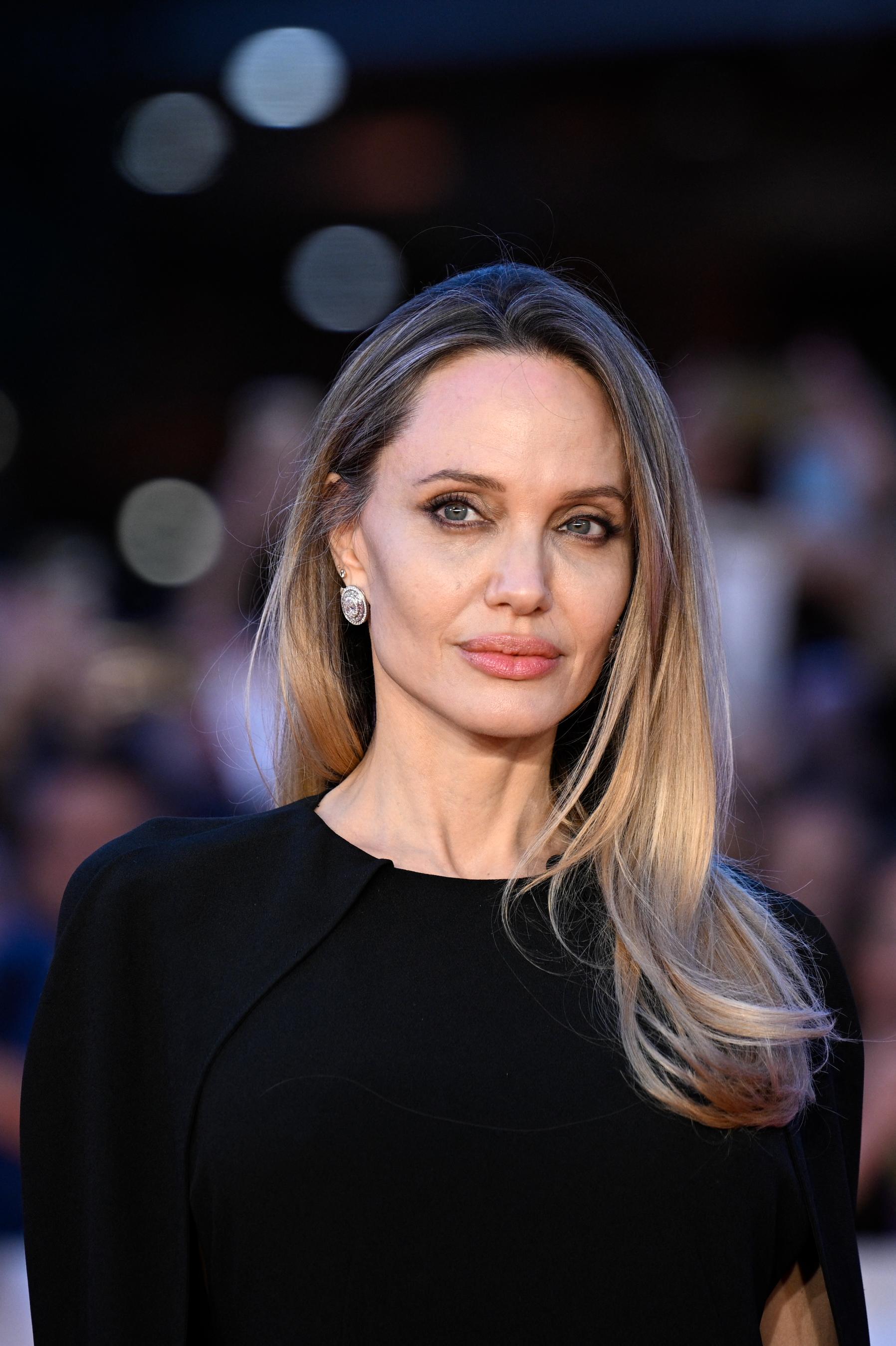 ابراز الوجه المربع بواسطة الكونتورينغ على طريقة Angelina Jolie