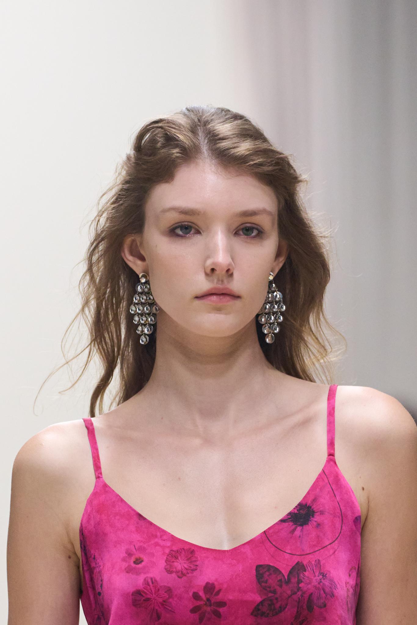 اتبعي النصائح المقدمة للعناية بجمال بشرتكِ وشعرك في شهر الحب