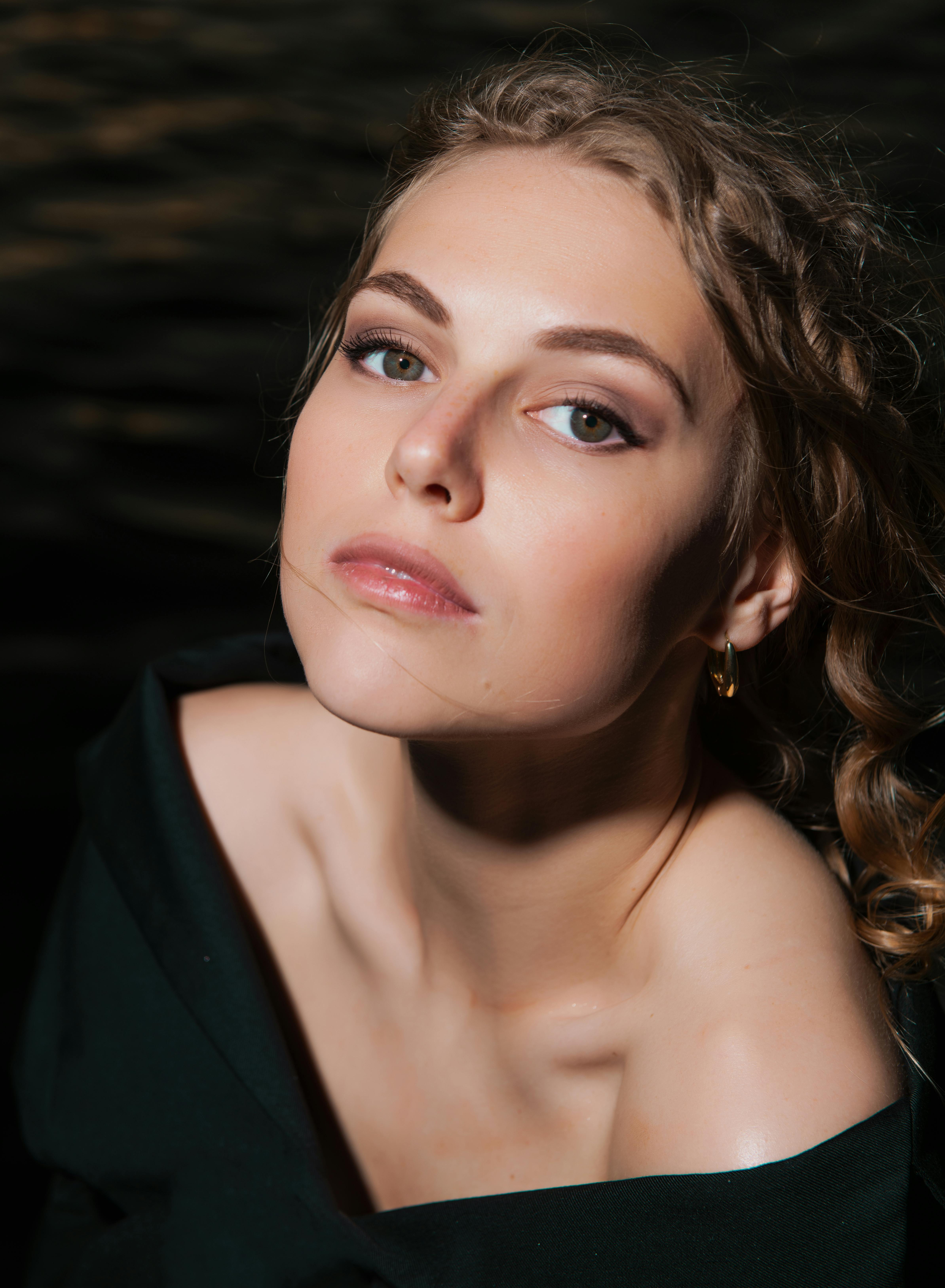 اجلسي بظهر مستقيم لتخفيف تجاعيد الرقبة والصدر