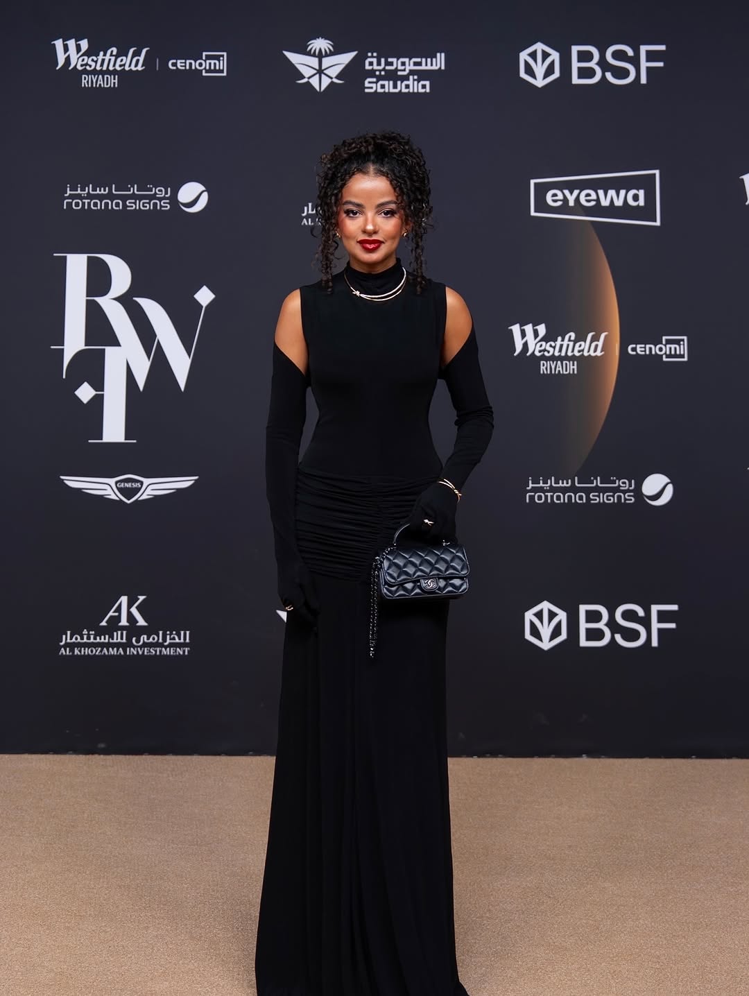 أجواء الجودي بإطلالة الأسود الكلاسيكي بقصة عصرية