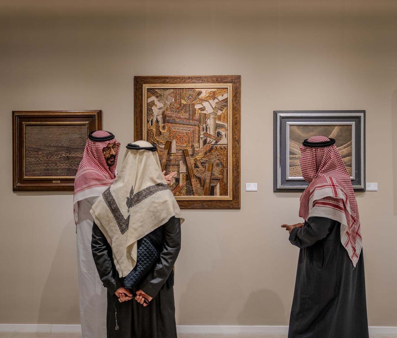 احتضن المعرض أعمال فنية محلية ودولية