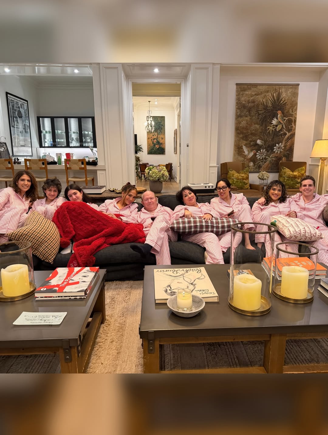 احتفال جينيفر لوبيز مع عائلتها