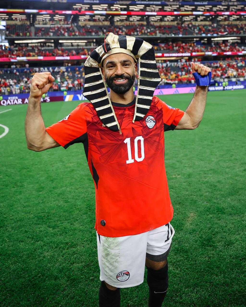 احتفال محمد صلاح بقبعة الفراعنة