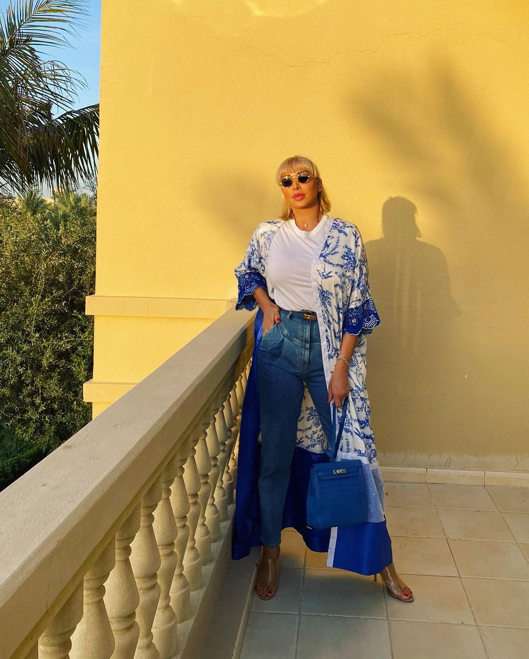 اختارت جويل ماردينيان التيشيرت الأبيض البسيط والبنطلون الدنيم بقصة الخصر العالي