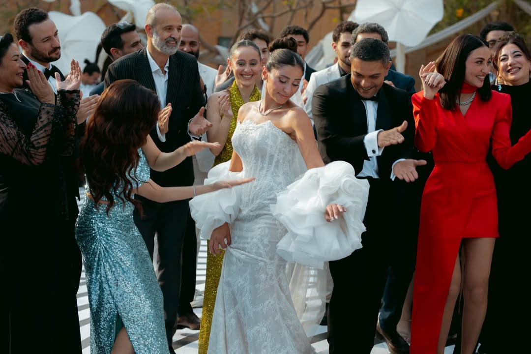 اختارت دينا الشربيني فستان زفاف رومانسي