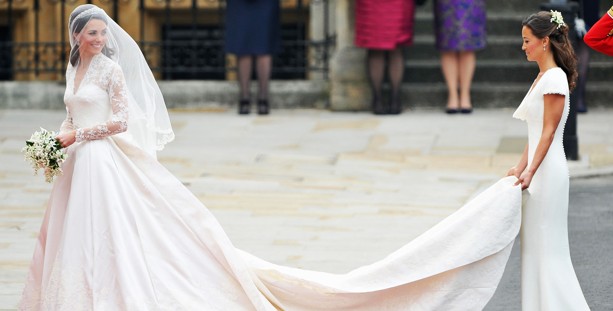 اختارت فستان زفافها بذيل طويل