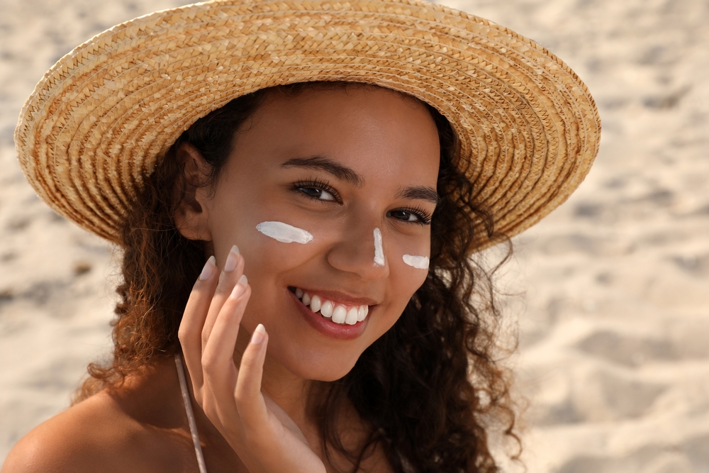 اختاري واقي شمس واسع الطيف مع عامل حماية (SPF) لا يقل عن 15