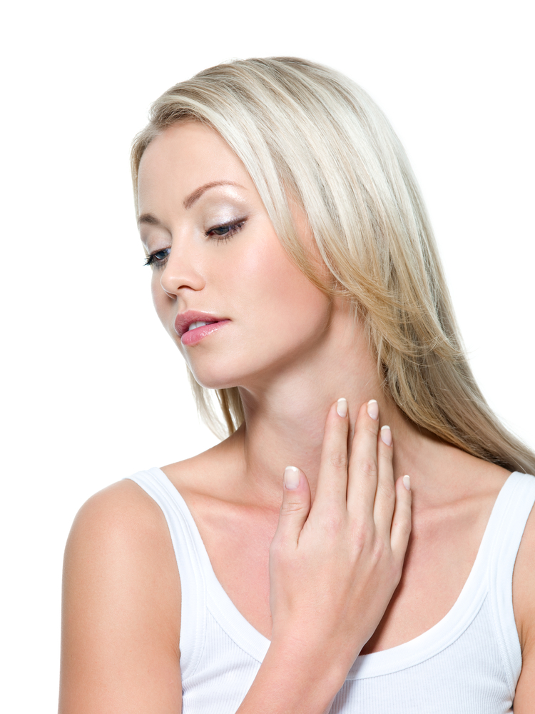 اختاري واقياً شمسياً بمعامل حماية لا يقل عن SPF 30 وضعيه على الرقبة لتجنب التصبعات