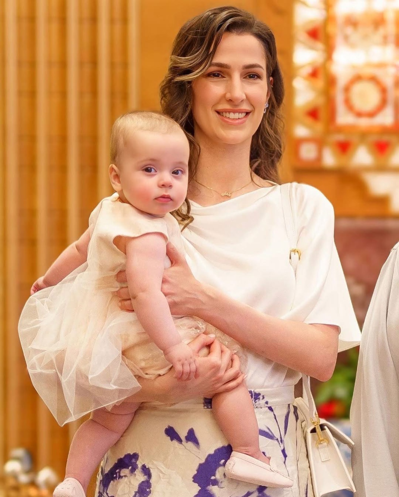 اختيار راقي ومحتشم للون الأبيض في لقاءات الأميرة رجوة