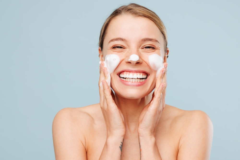 اختيار غسول لطيف للبشرة الدهنية يساعد في تخفيف تراكم الدهون