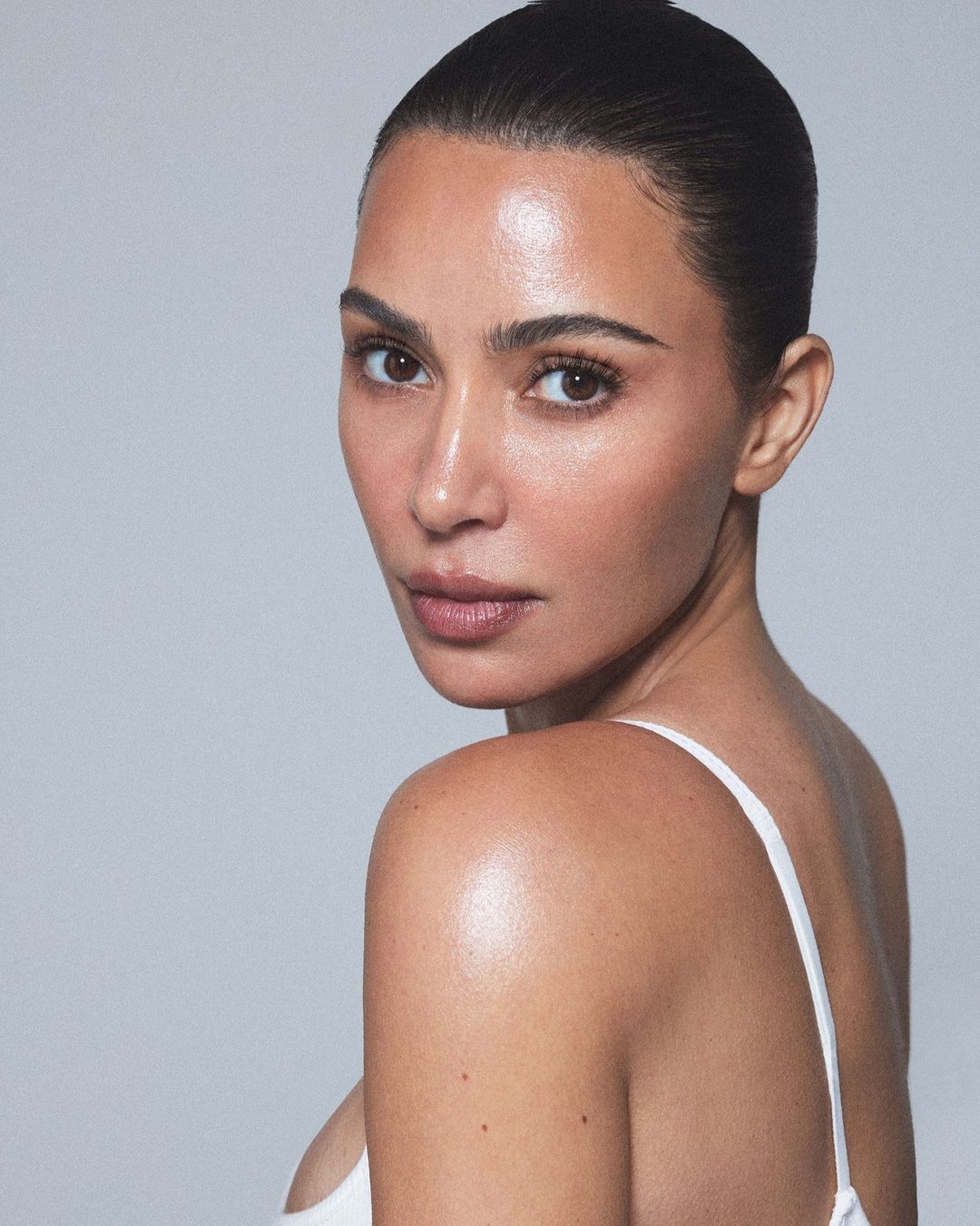 اختيار كريم الاساس المناسب لبشرتك بأسلوب كيم كارداشيان- الصورة من صفحة KKW Beauty على انستغرام