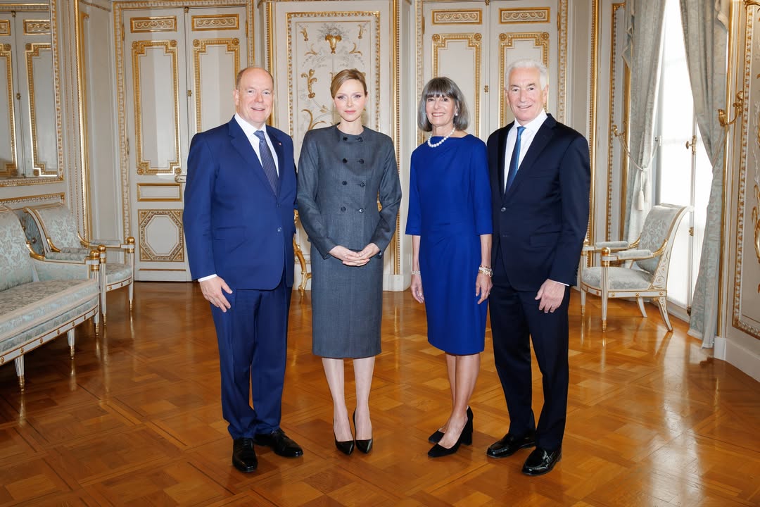 ارتدت أميرة موناكو البدلة التنورة باللون الرمادي الداكن