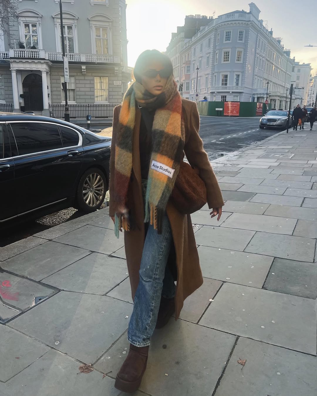  ارتدت العنود الوشاح الصوفي السميك ومعطف أوفر سايز باللون البني وبنطال الدنيم