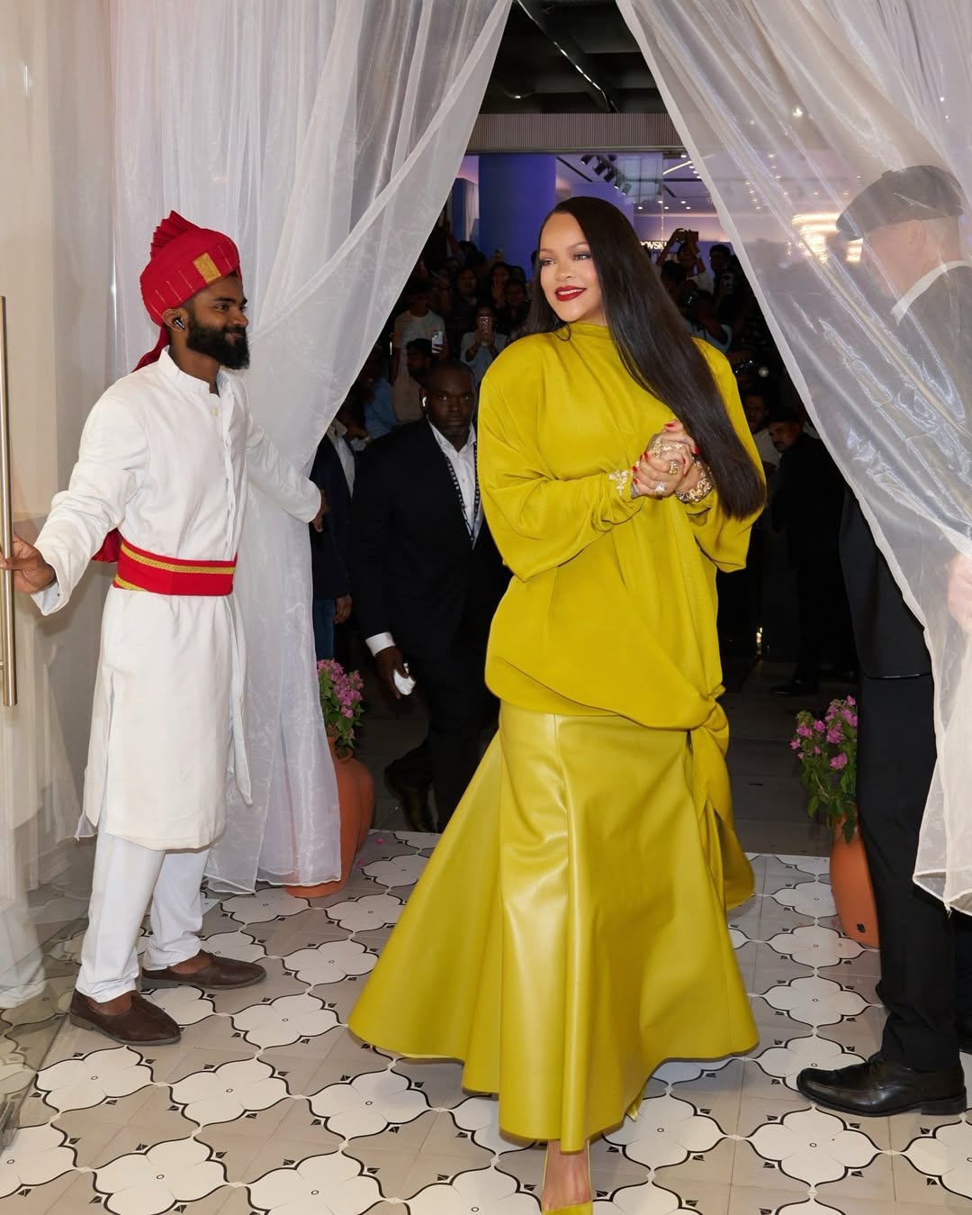 ارتدت ريهانا مع تنورتها بلوزة أوفر سايز من القماش الانسيابي