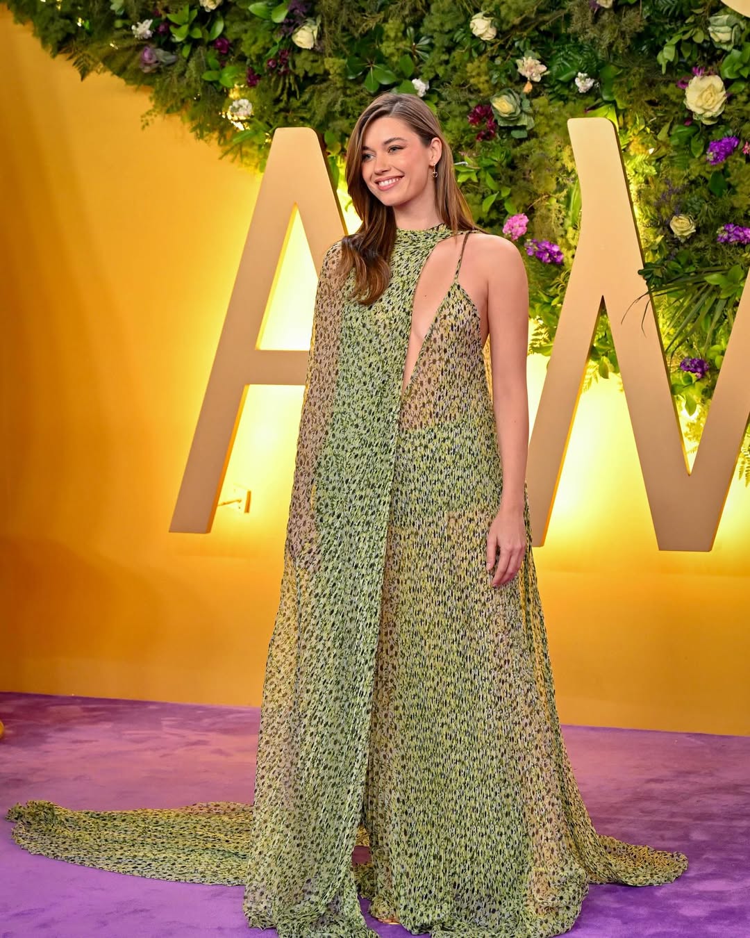  ارتدت عفراء جمبسوت فضفاض مزين بطبقة علوية من القماش المنسدل على شكل فستان 