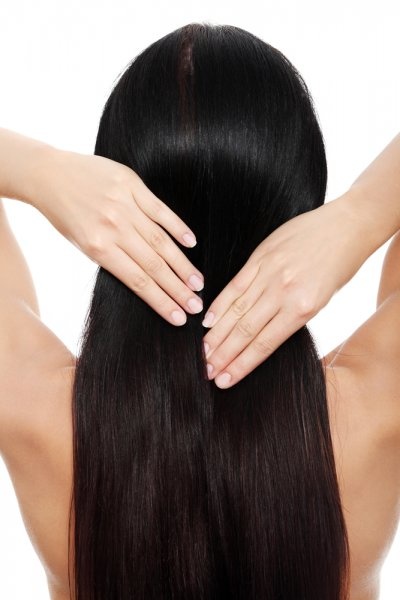 استخدام الزيوت للشعر المجعد تساعد على تقليل فقدان الرطوبة وتحسين ملمس الشعر