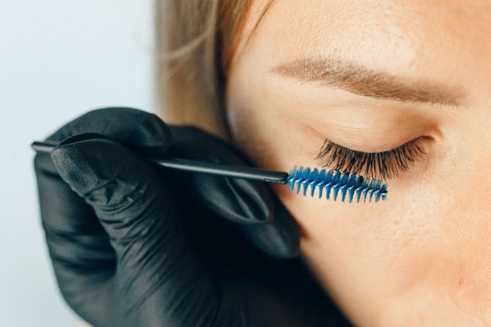 استخدام الماسكارا المقاومة للماء يجعل إزالة المكياج أكثر صعوبة