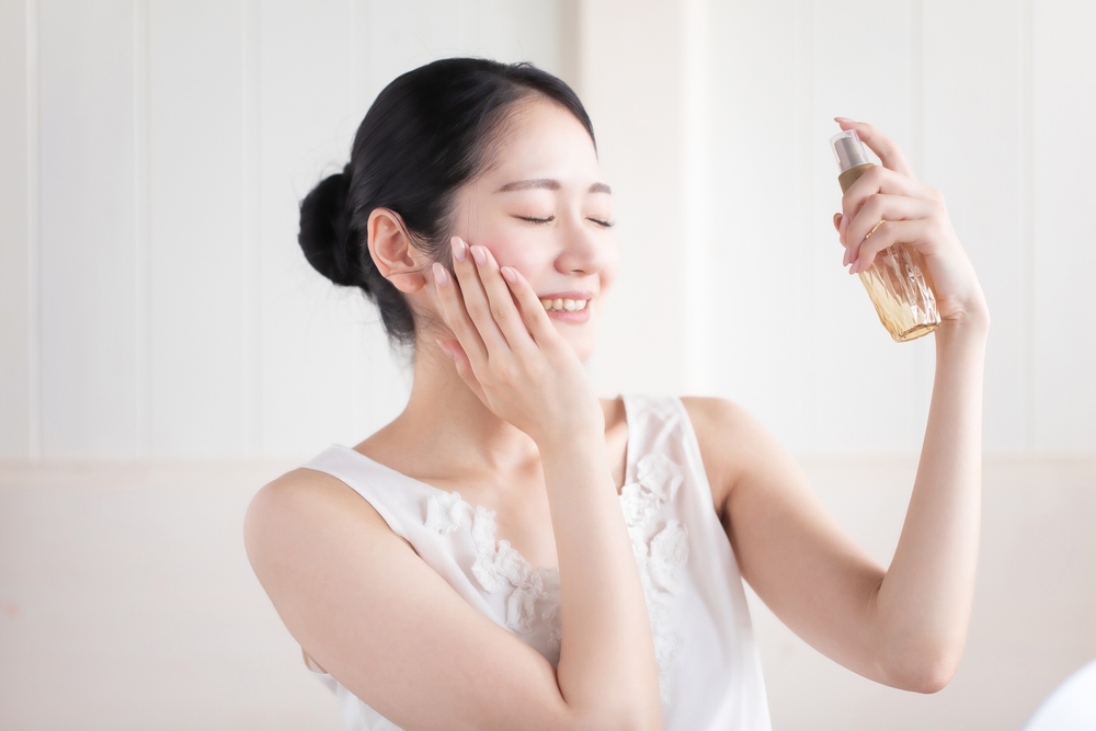 استخدام رذاذ مرطب للوجه أثناء السفر من أهم الخطوات للبشرة