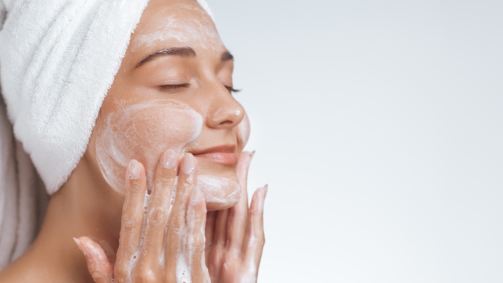 استخدام غسول لطيف يحافظ على دعم توازن البشرة