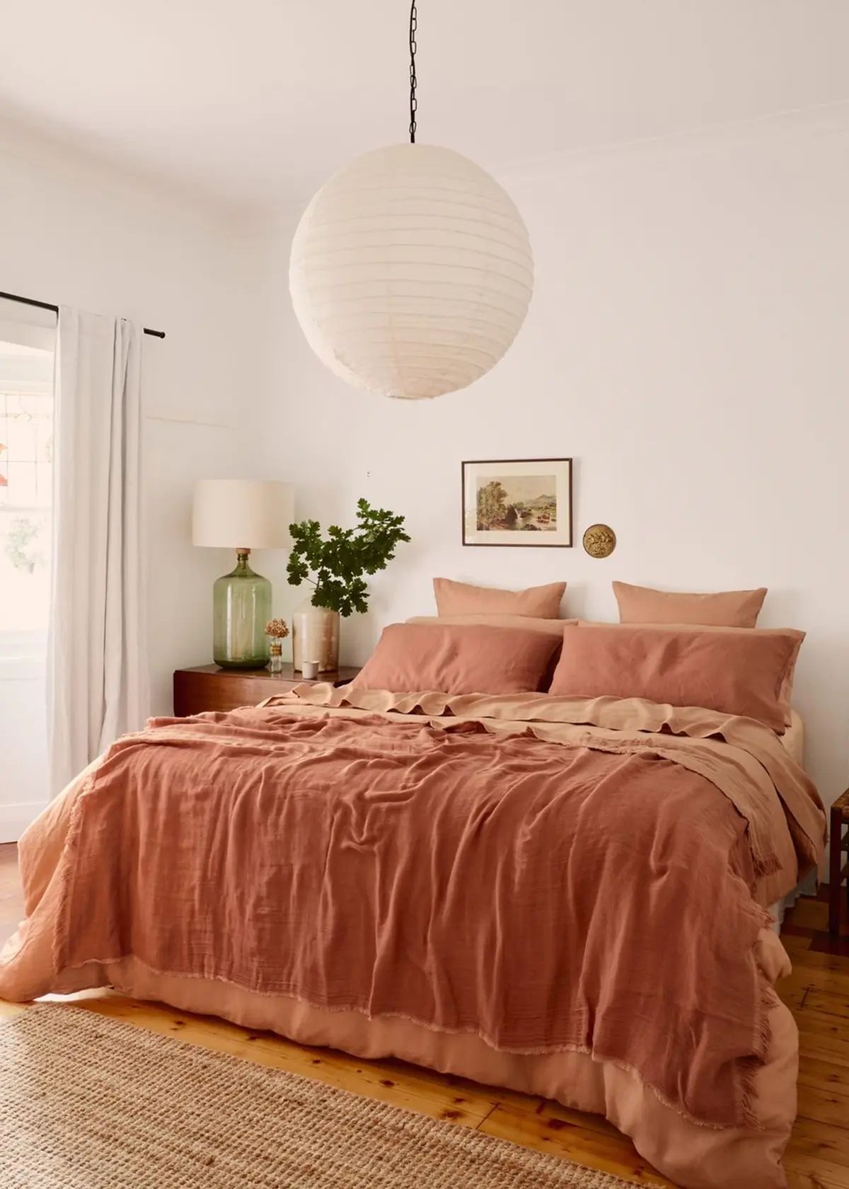 استخدام لون واحد في الوسائد، والملاءات، والأغطية يجعل السرير يبدو مسطحًا بصريًا