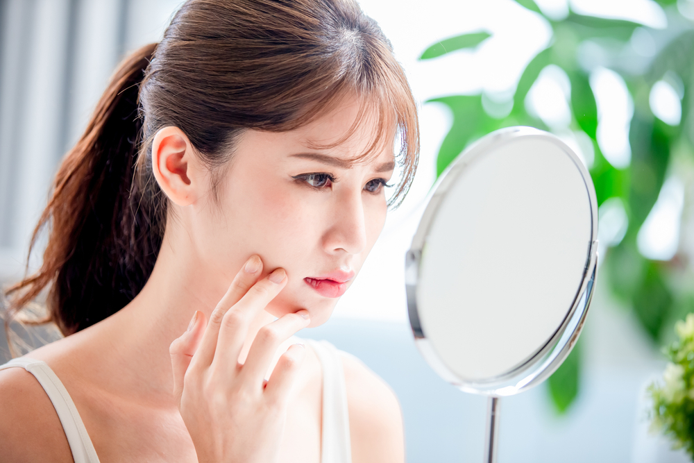 استخدام مرطب خفيف ومناسب للبشرة الدهنية، يساعد الجلد على الحصول على الرطوبة التي يحتاجها