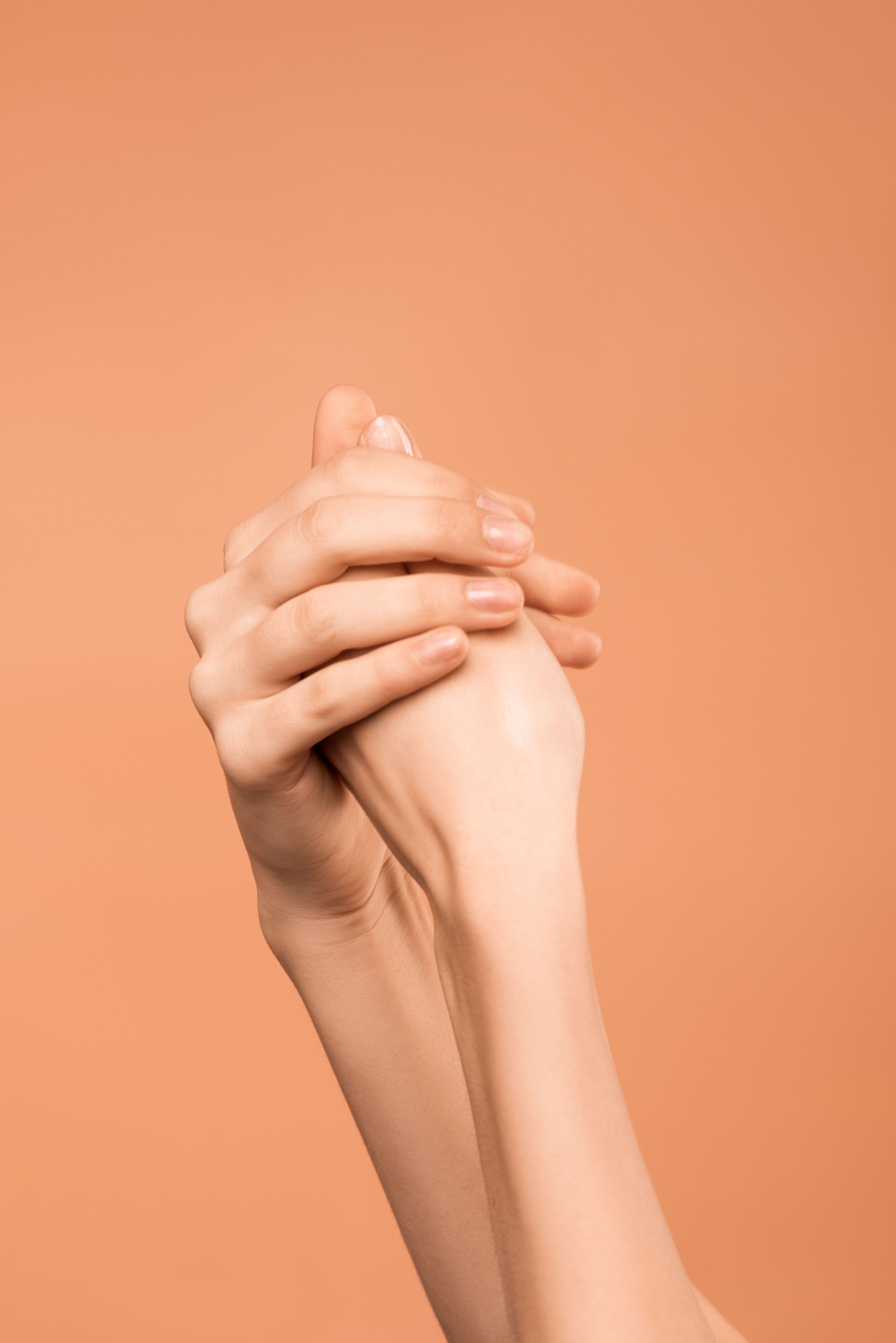 استخدام واقي الشمس على اليدين يومياً أساس للحفاظ على نتائج التجميل
