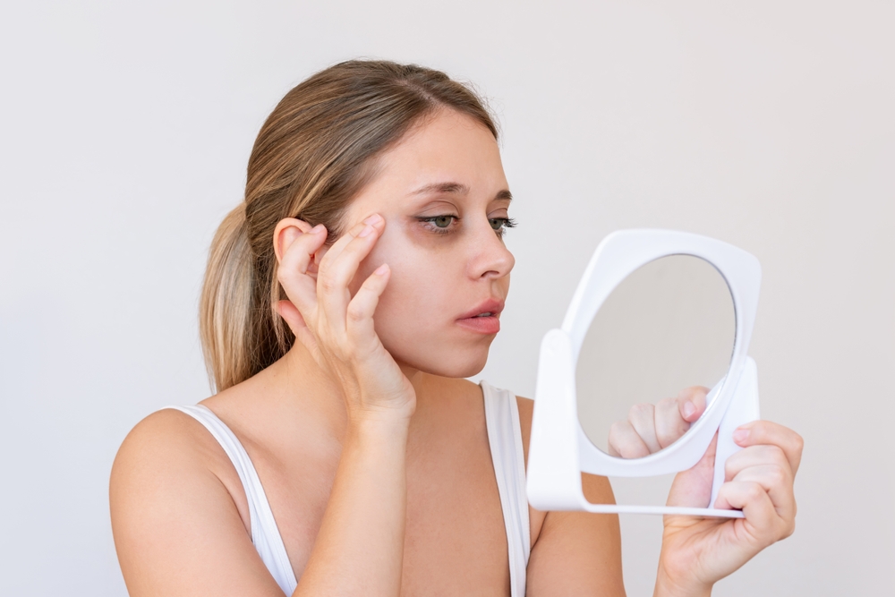 استخدام واقٍ شمسي خطوة أساسية للحفاظ على المنطقة تحت العين