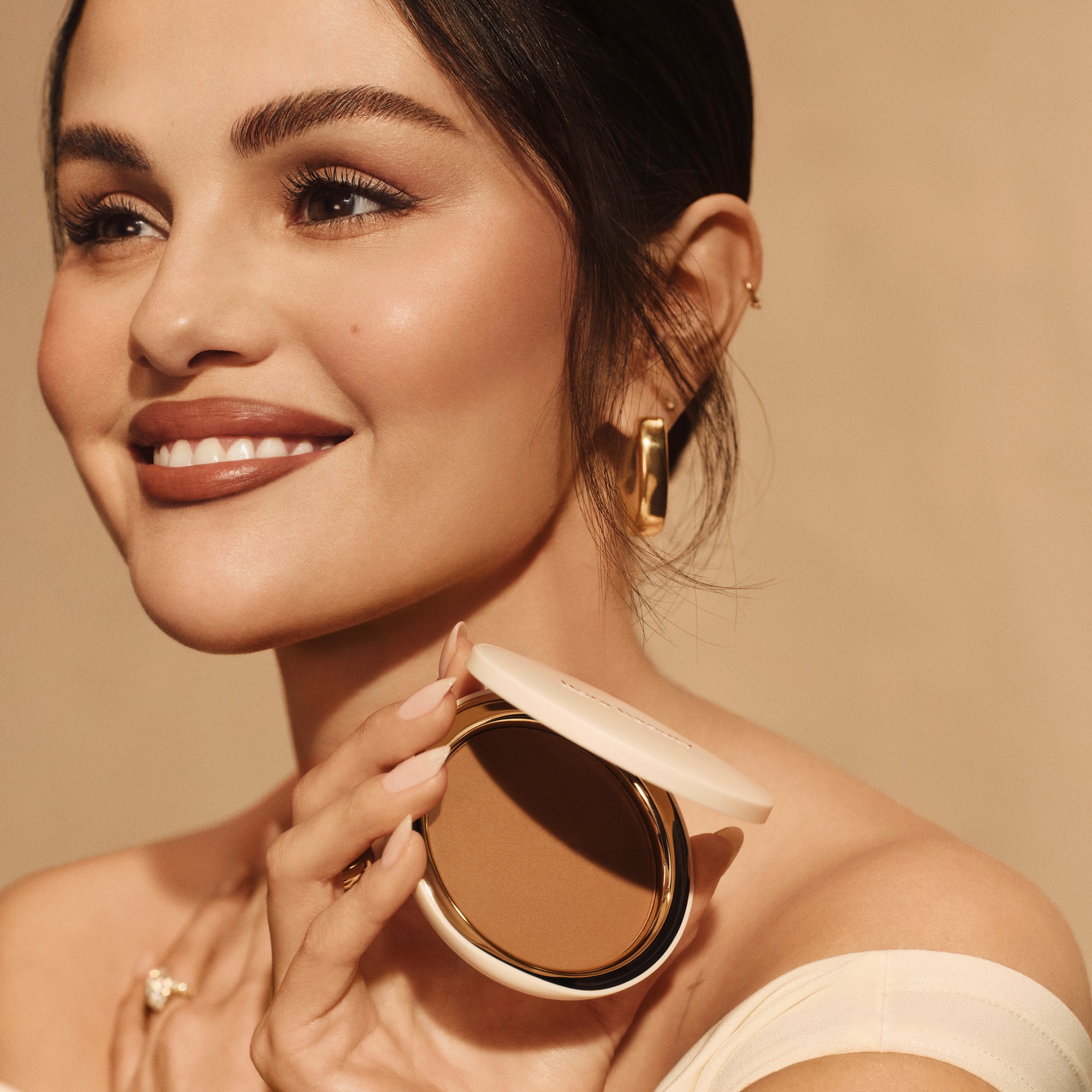 استخدامها سهل للغاية. بعد بضع تمريرات فقط، تبدو بشرتي دافئة ومشرقة بشكل طبيعي، كما لو كنتُ قد قضيتُ اليوم كله خارج البيت. - سيلينا غوميز