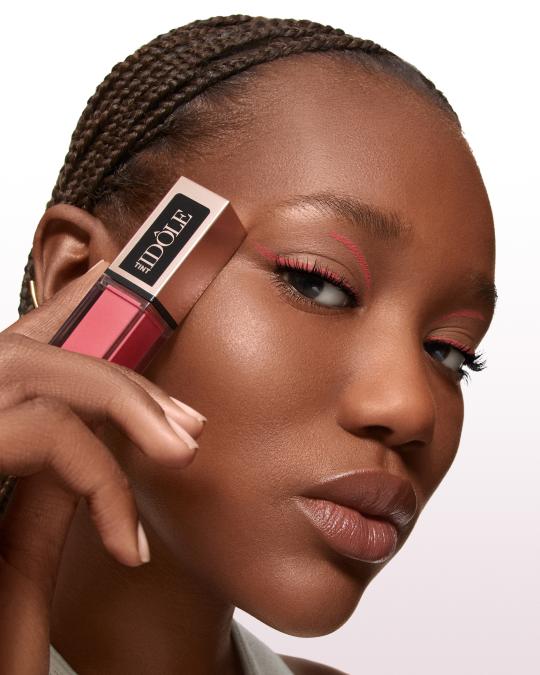 استخدامي Idôle Tint لرسم خطوط دقيقة لآيلاينر غرافيكي عصري