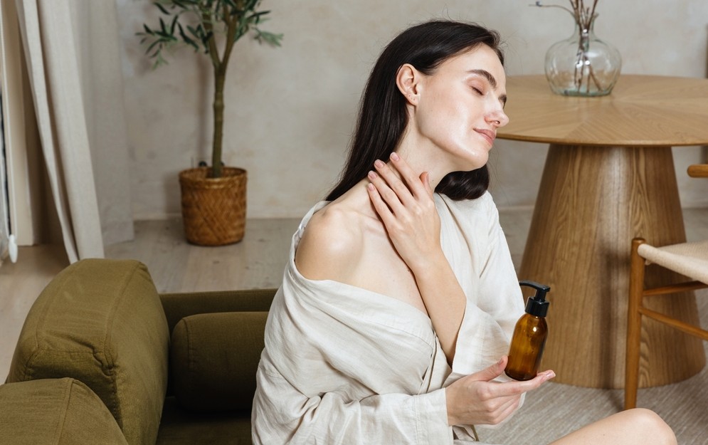 استخدم زيت اللوتس لصناعة العطور وزيوت الجسم