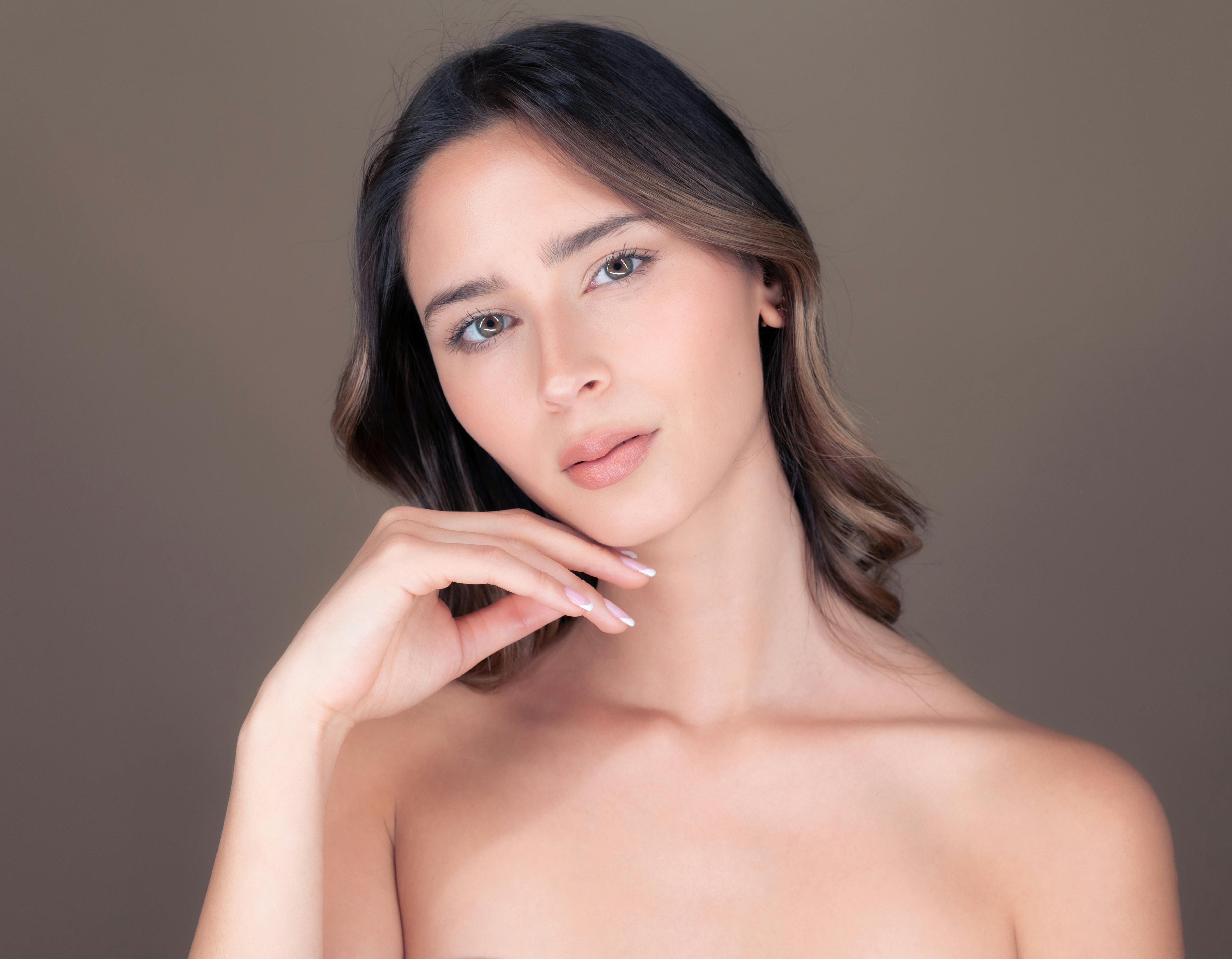 استخدمي تركيبات لطيفة مخصّصة للبشرة الحساسة وخالية من العطور