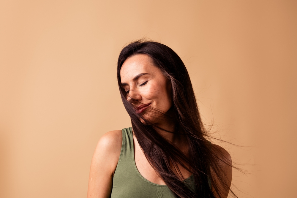 استخدمي شطفات الأعشاب بعد غسل شعرك لتثبيت الرائحة لساعات طويلة