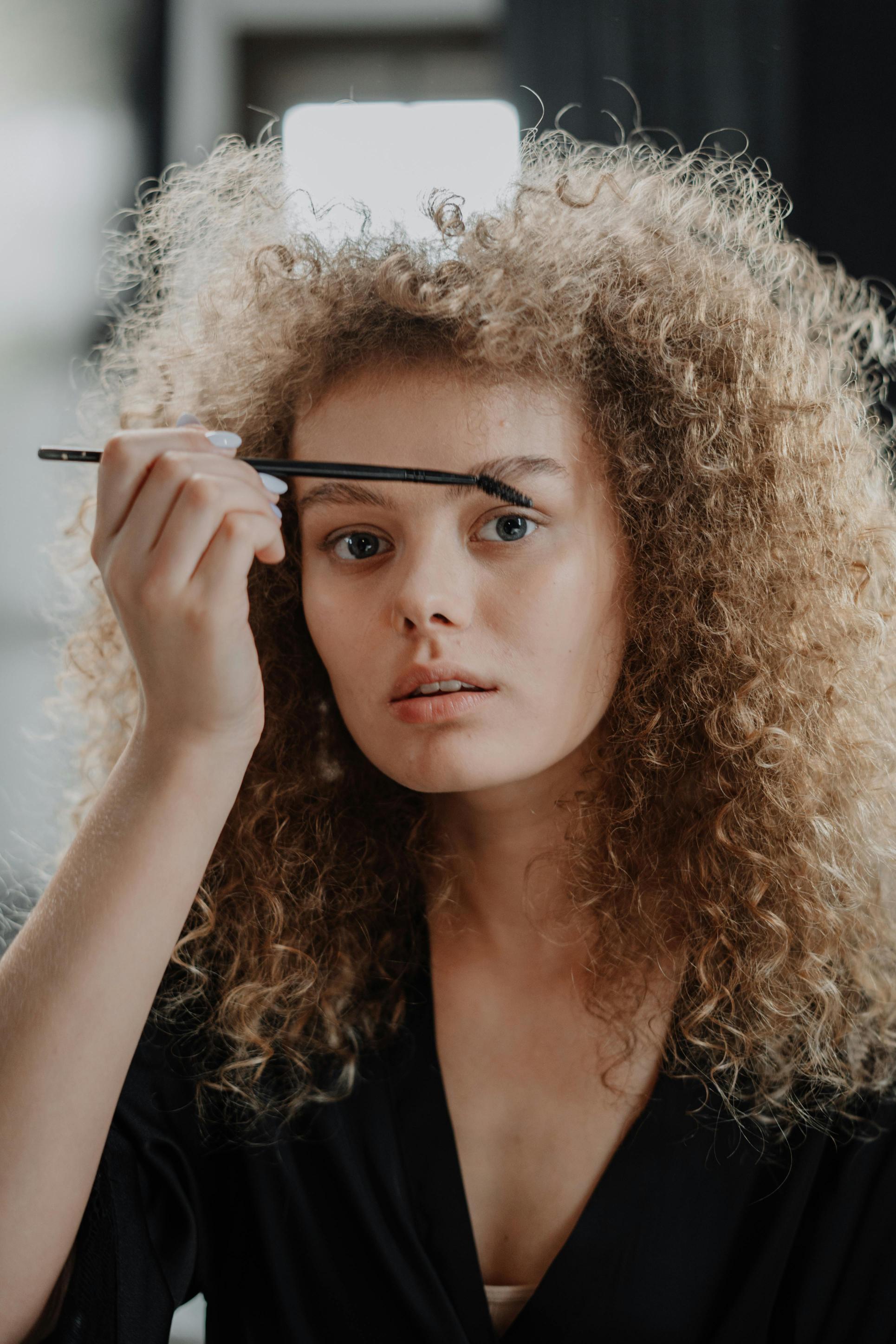 استخدمي فرشاة سبولي لرفع الشعيرات وتوزيع اللون بدقة.