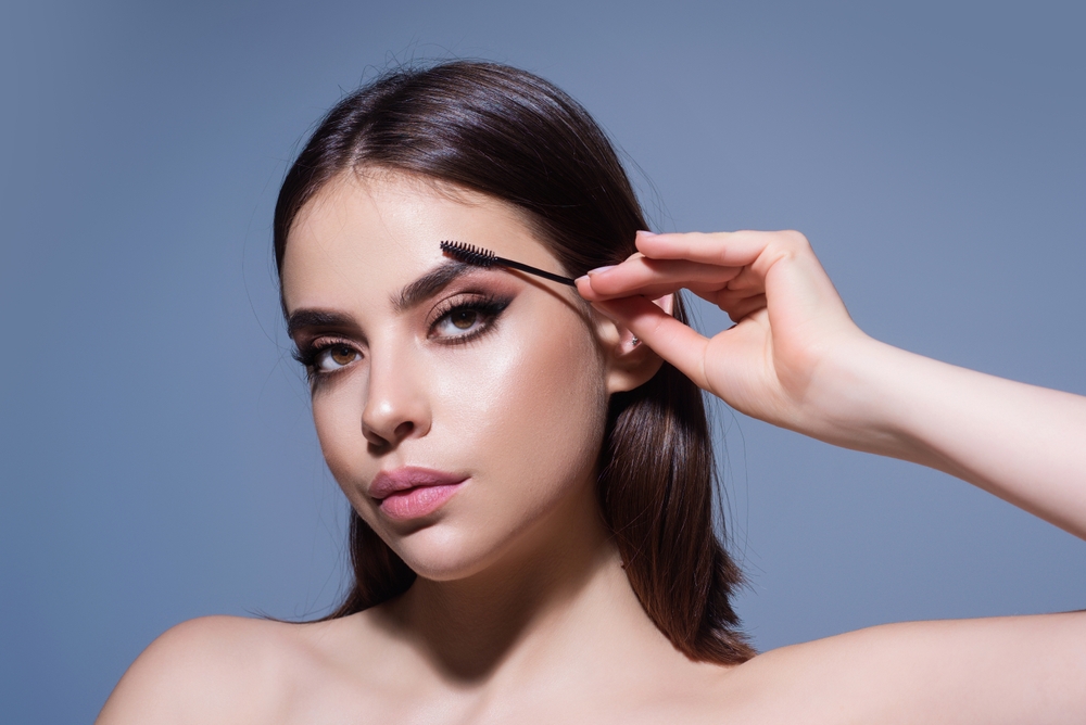 استخدمي مقشر لطيف مخصص للوجه لتجنب تهيج البشرة الحساسة حول الحواجب