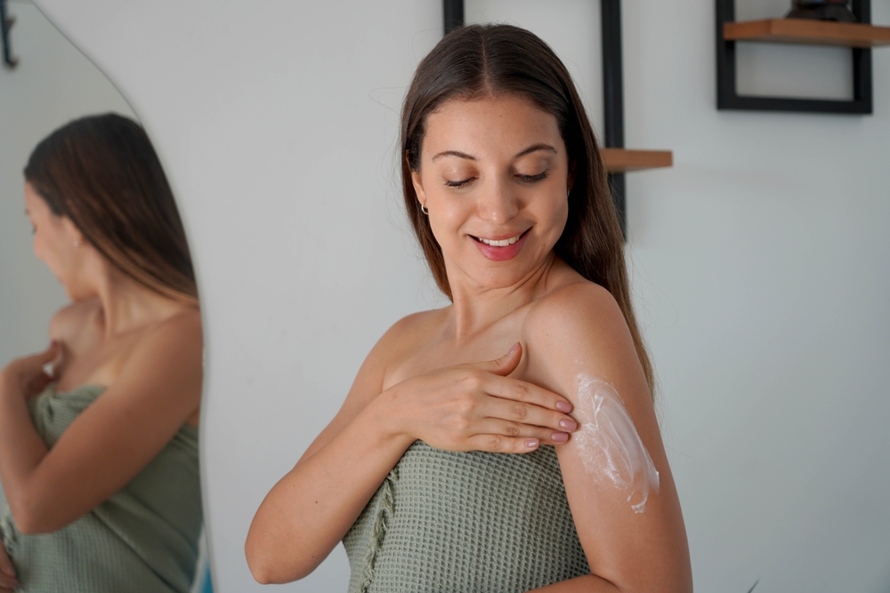 استخدمي منتجات العناية بنفس عائلة العطر لخلق طبقات روائح متناسقة تزيد الثبات