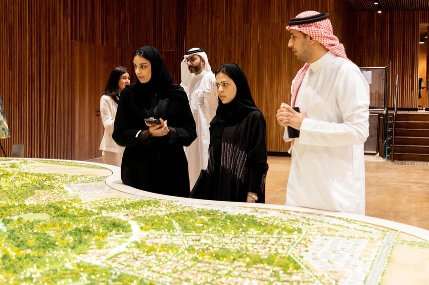 استعراض النماذج التخطيطية للمشروع ضمن زيارة تهدف لتعزيز حضور الفن في المشهد العمراني