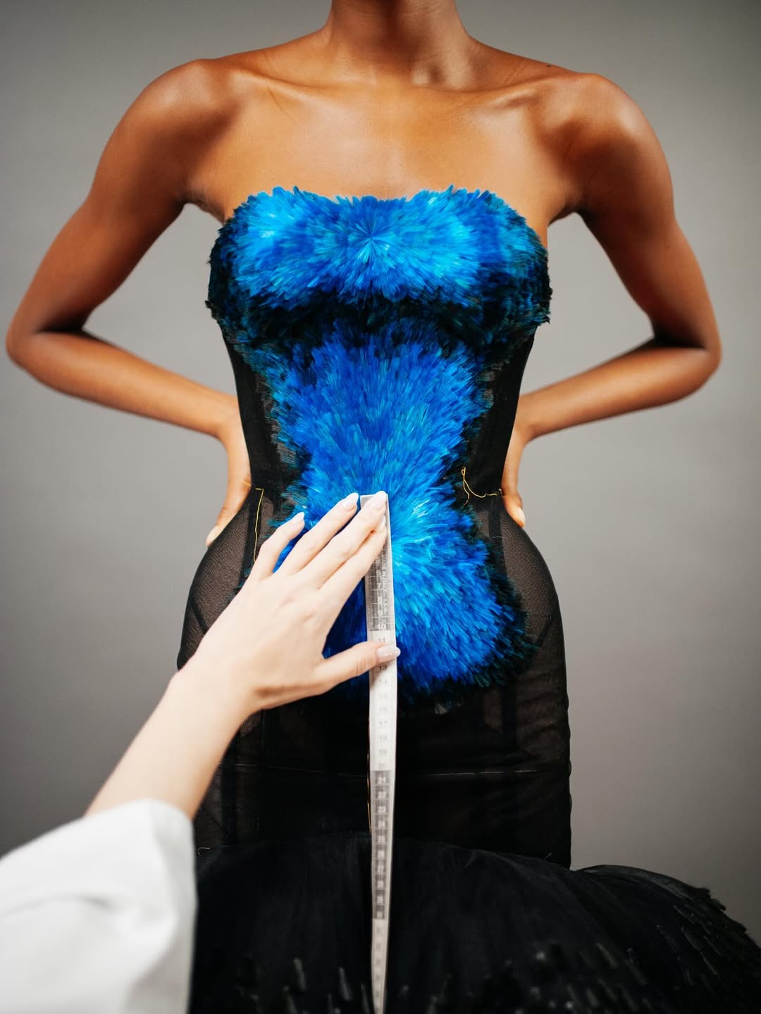 استغرق تصميم فستان زيندايا أكثر من 8000 ساعة