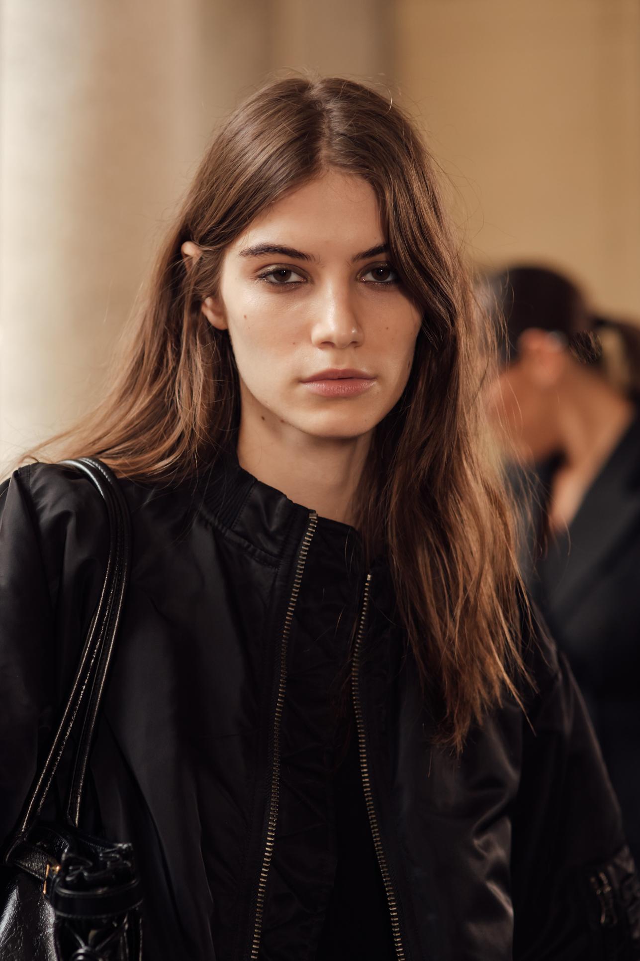 استفيدي من زيوت الشعر المقدمة لبُصيلات صحية وملمسها كالحرير