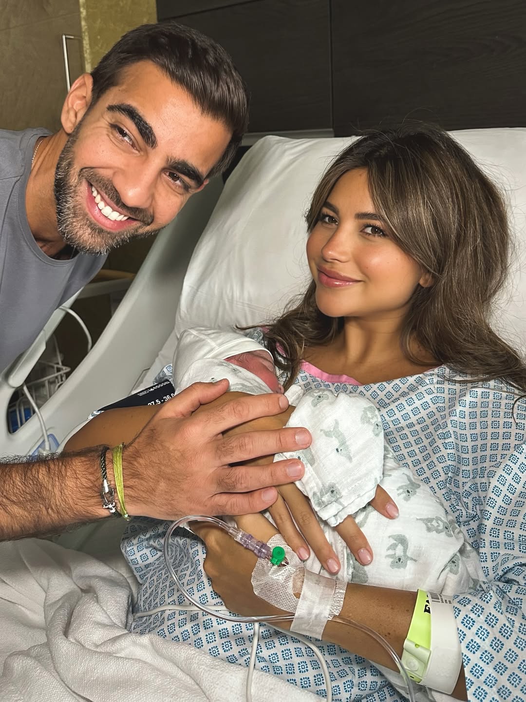 استقبلت سارة مراد وزوجها طفلهما بكثير من الحب