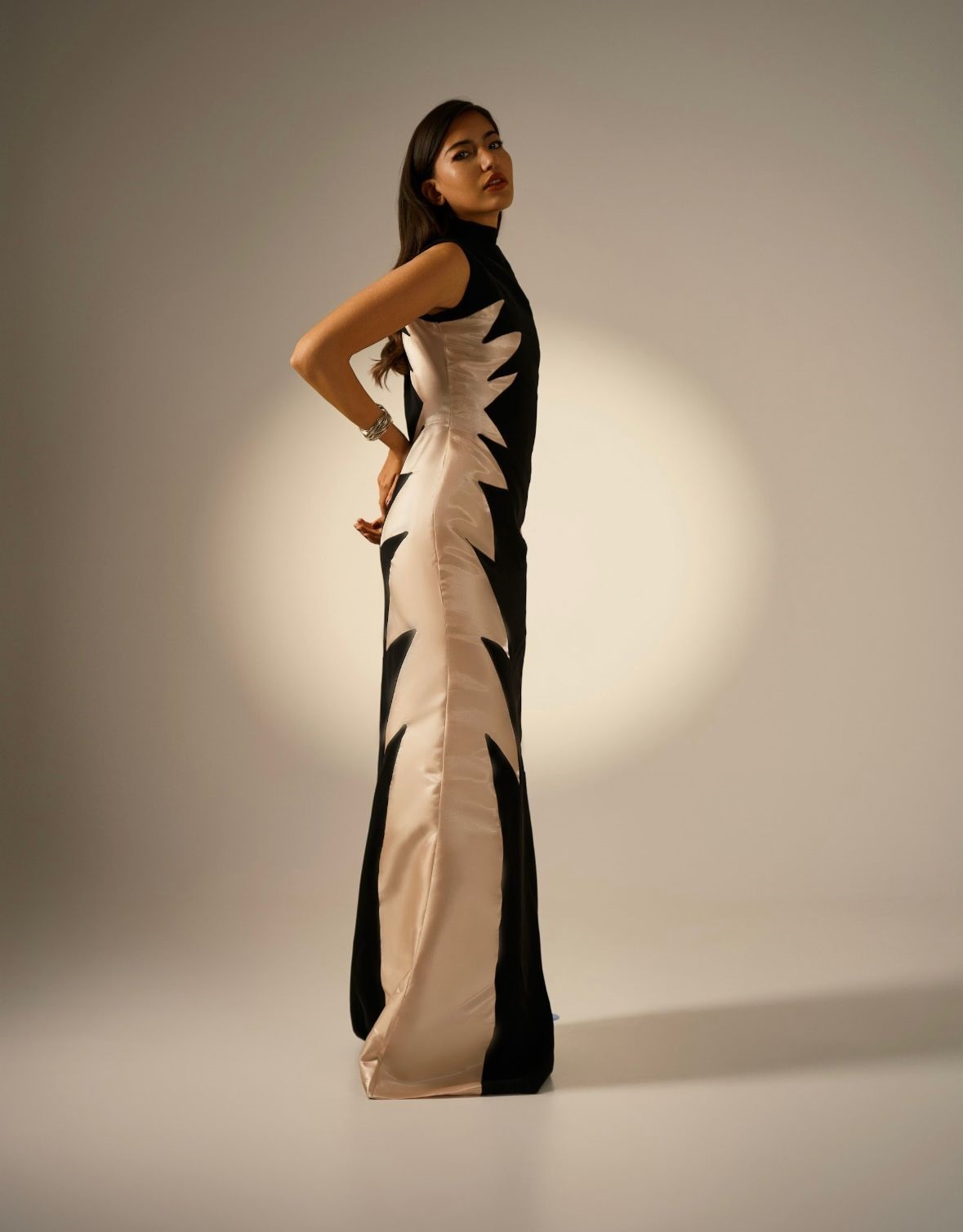 استلهمت المصممة ذكرى الزير مجموعتها من روح الصحراء السعودية