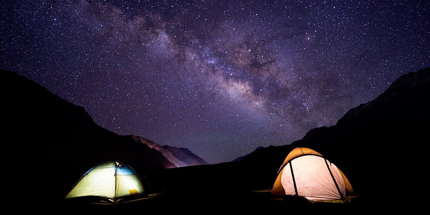 استمتع بتأمّل النجوم في ستارلايت كامب