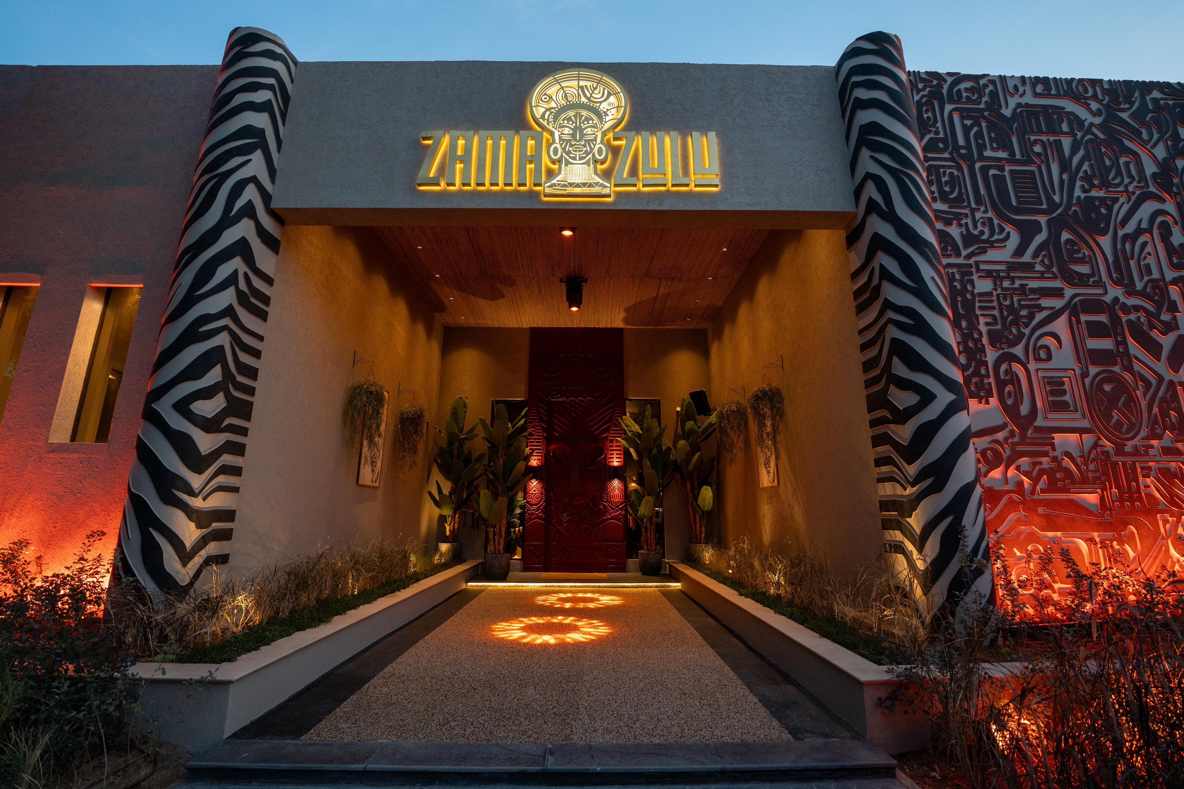 استمتعوا بنكهات أفريقيا وعروض الزولو الحيّة في مطعم زاما زولو