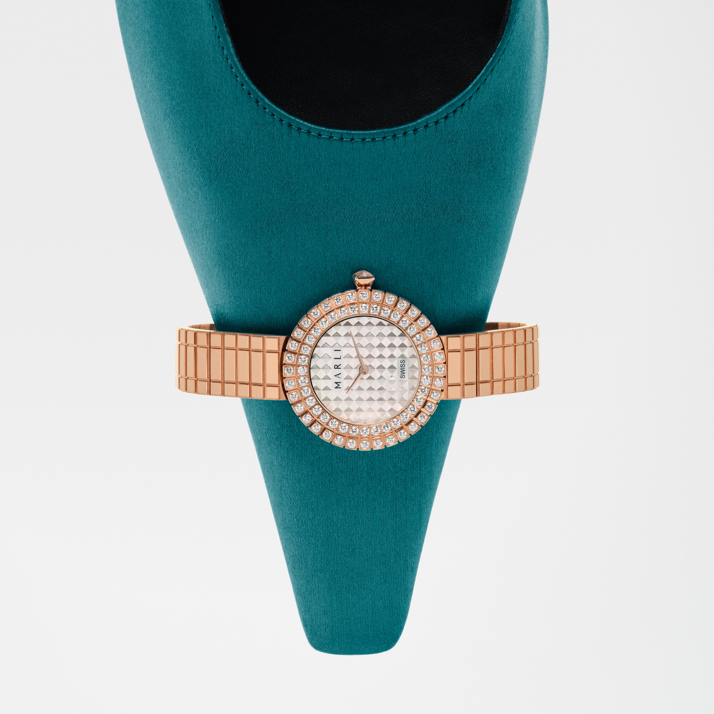 تتألف المجموعة من رؤيتين تصميميتين متمايزتين، ضمن ثلاثة أحجام للعلبة.