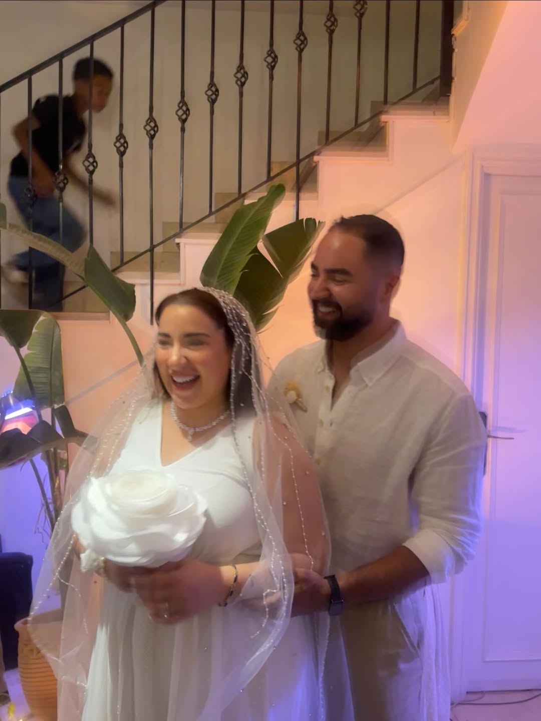 اسما شريف مع عريسها خلال حفل الزفاف