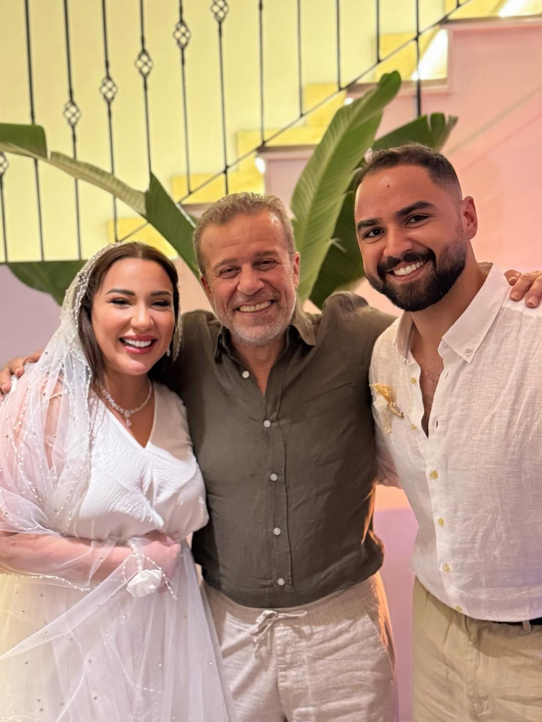 اسما شريف مع والدها في يوم الزفاف