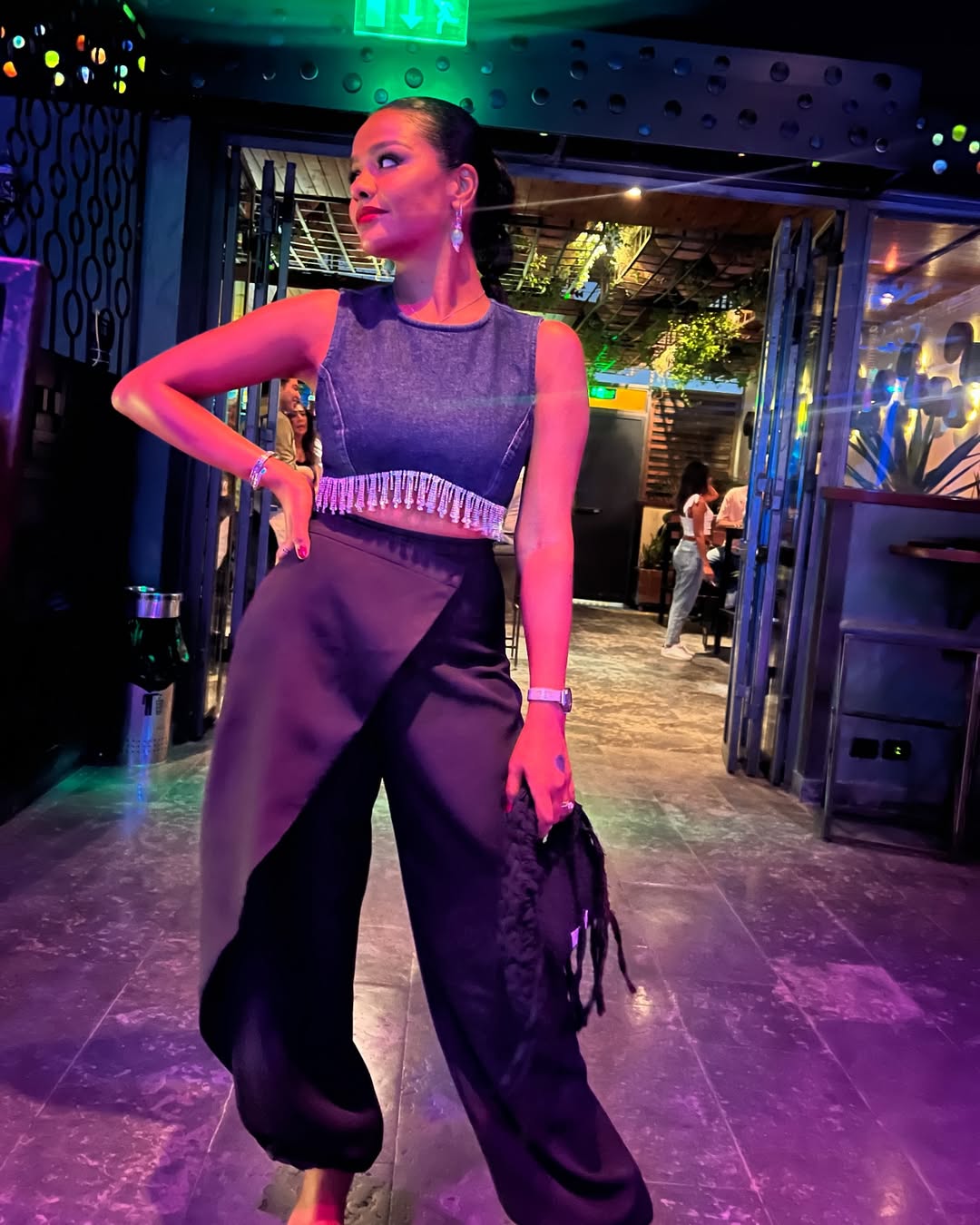 اسماء بنطال الكارجو الأسود بالخصر العالي