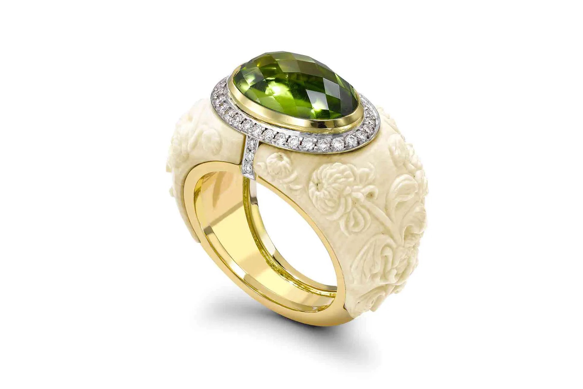 اشراقة حجر الزبرجد في خاتم من Theo Fennell