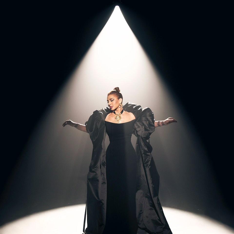 أصالة نصري بإطلالة ملكية فخمة بالأسود